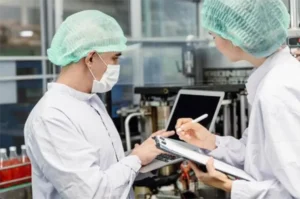 Due persone al lavoro con DPI contro il rischio chimico